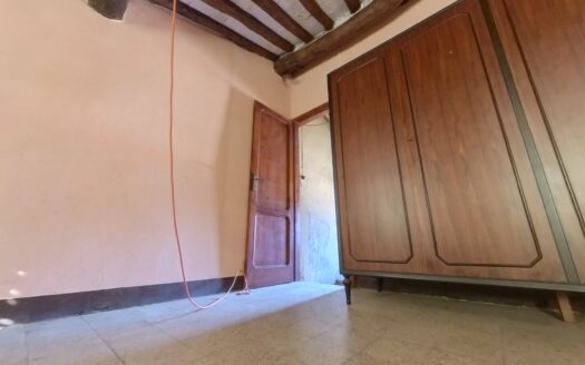 Il Tuo Progetto a Capannori: Terratetto da Ristrutturare con Giardino e Maxi Garage di 70mq