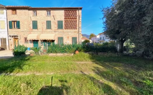 Il Tuo Progetto a Capannori: Terratetto da Ristrutturare con Giardino e Maxi Garage di 70mq