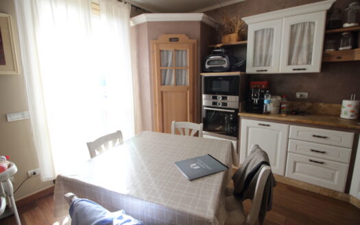 Villetta Trifamiliare a Lucca: Modernità e Comfort a 2km dal Centro