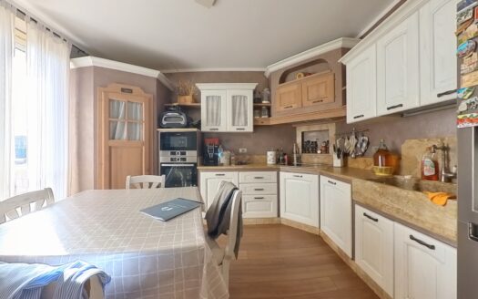 Villetta Trifamiliare a Lucca: Modernità e Comfort a 2km dal Centro